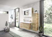 Moderner Badblock in Holzoptik mit Waschbecken und Spiegel, seitliche Perspektive