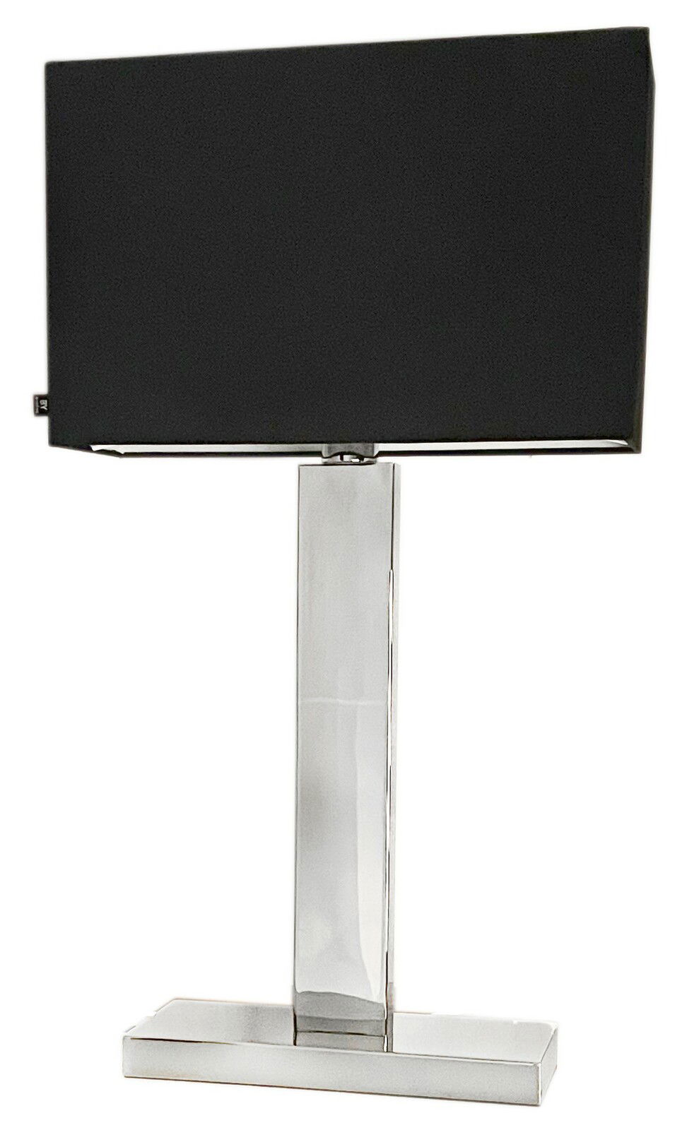 Moderne Tischleuchte mit rechteckigem, schwarzem Lampenschirm und silbernem, rechteckigem Fuß, seitliche Perspektive