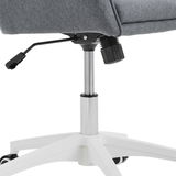 Nahaufnahme eines Homeoffice-Drehstuhls mit grauem Stoffbezug, verstellbarer Sitzhöhe und weißem Fußkreuz.