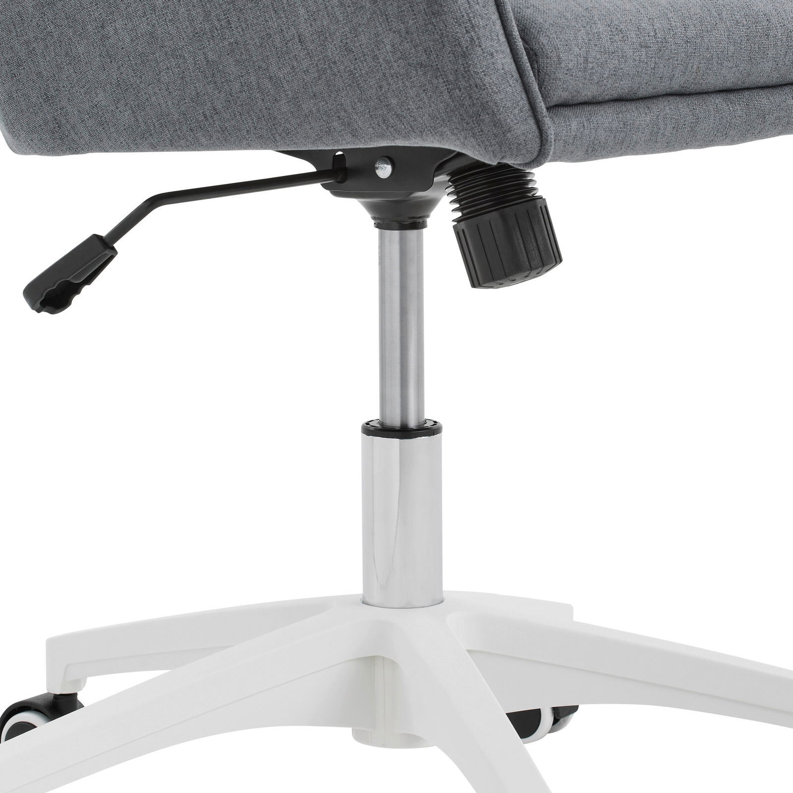 Nahaufnahme eines Homeoffice-Drehstuhls mit grauem Stoffbezug, verstellbarer Sitzhöhe und weißem Fußkreuz.