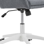 Nahaufnahme eines Homeoffice-Drehstuhls mit grauem Stoffbezug, verstellbarer Sitzhöhe und weißem Fußkreuz.