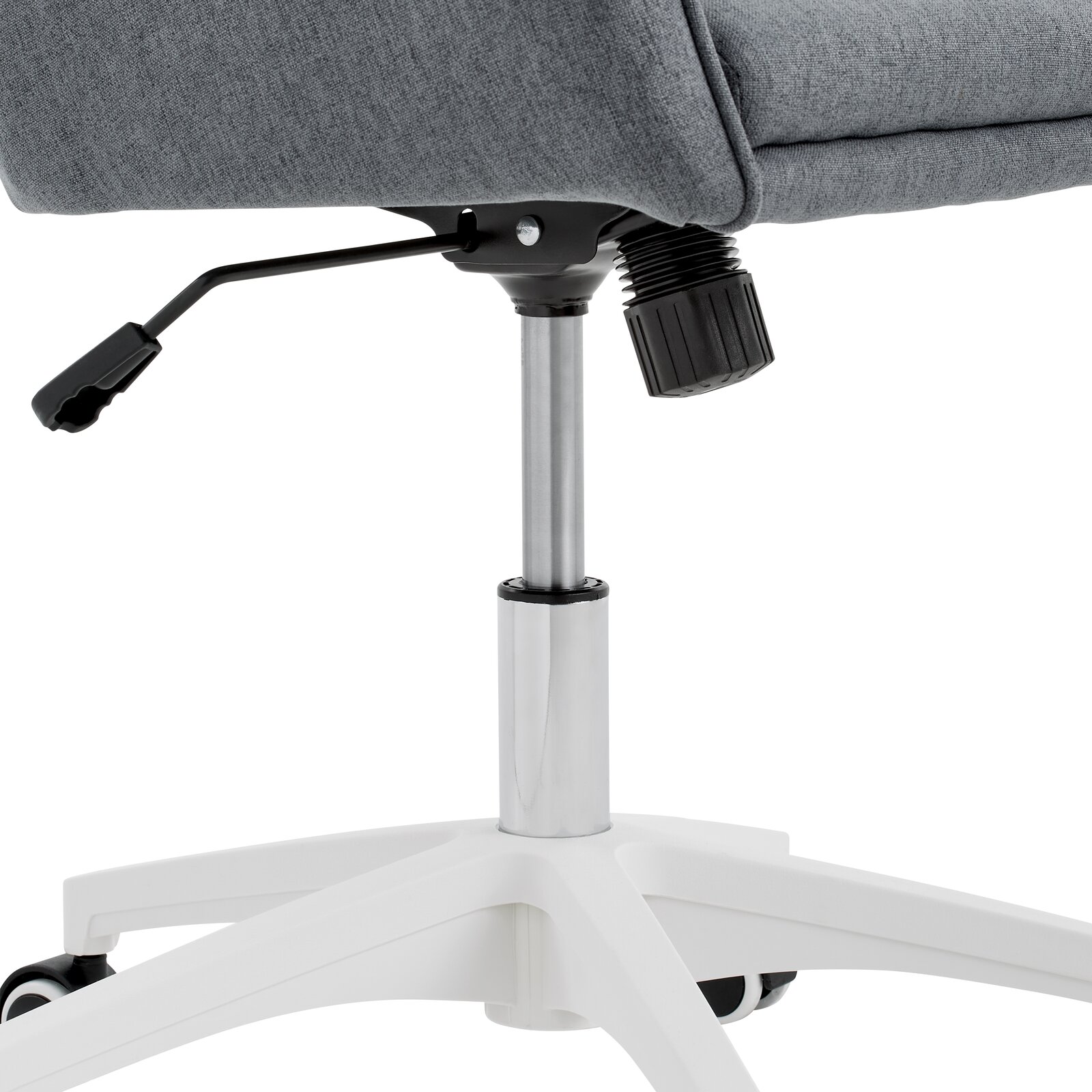 Nahaufnahme eines Homeoffice-Drehstuhls mit grauem Stoffbezug, verstellbarer Sitzhöhe und weißem Fußkreuz.