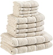 Ein Stapel beiger Frottierhandtücher in verschiedenen Größen, von der Seite betrachtet.