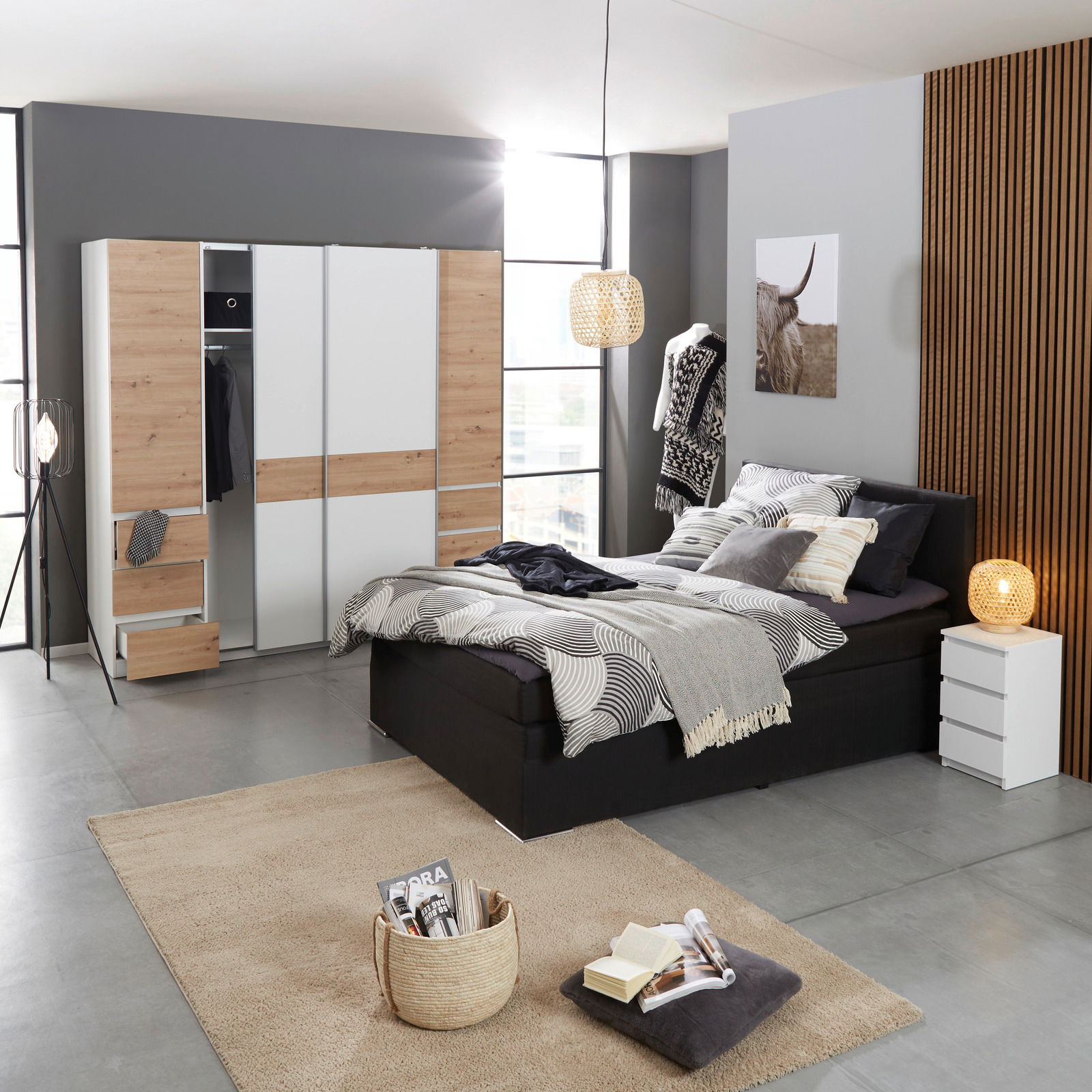 Z2 Dreh-/Schwebetürenschrank 4trg FABIO Moderner Dreh- und Schwebetürenschrank mit vier Türen in Holz- und Weißoptik, fotografiert aus einer schrägen Perspektive in einem stilvoll eingerichteten Schlafzimmer.