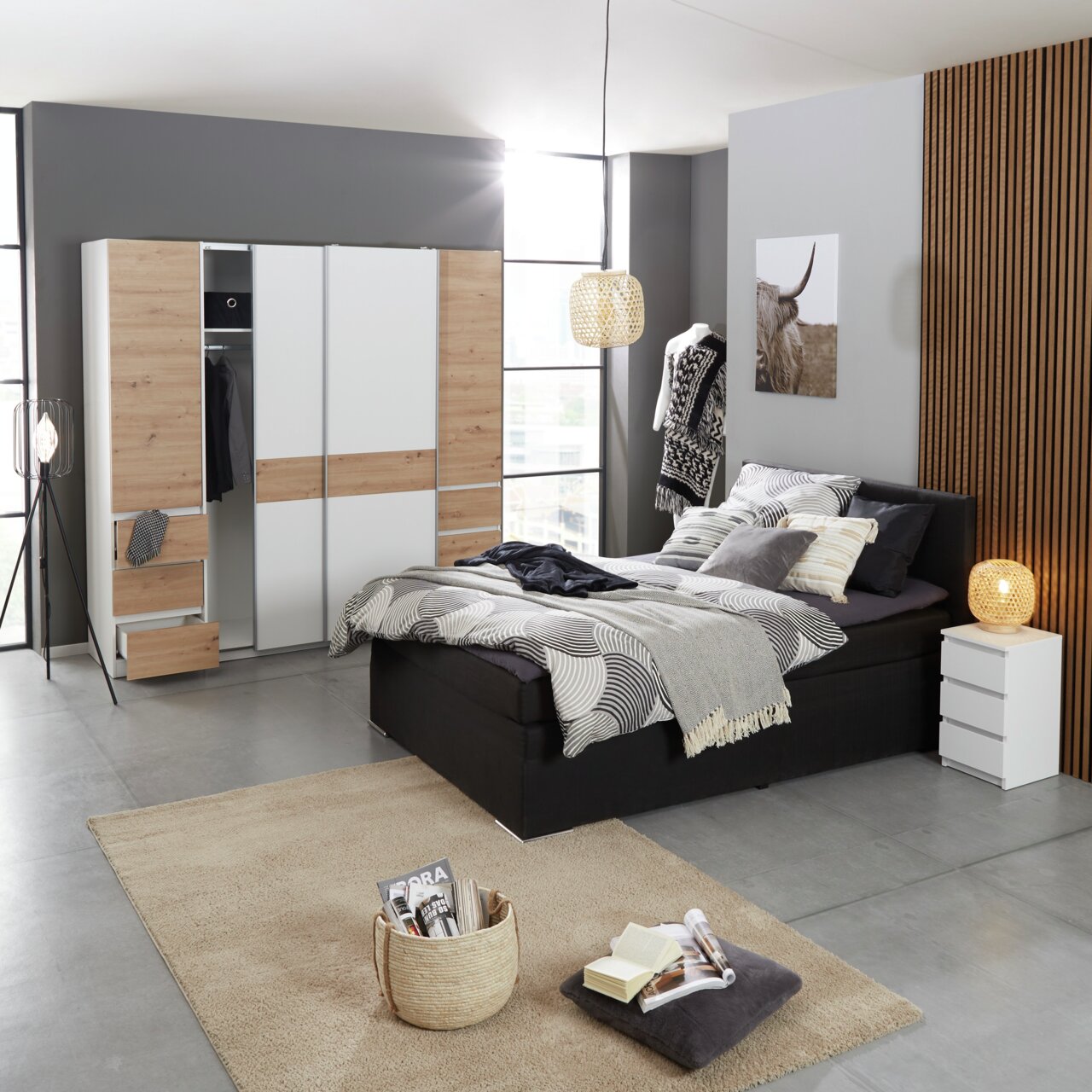 Z2 Dreh-/Schwebetürenschrank 4trg FABIO Moderner Dreh- und Schwebetürenschrank mit vier Türen in Holz- und Weißoptik, fotografiert aus einer schrägen Perspektive in einem stilvoll eingerichteten Schlafzimmer.