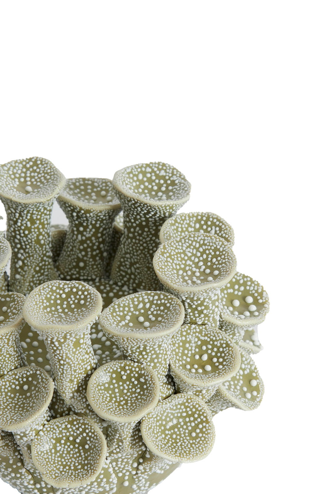 Detailansicht eines kunstvoll gestalteten Teelichthalters mit organischen Formen und punktförmigen Mustern.