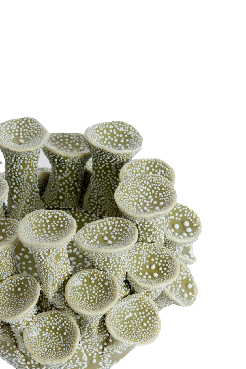 Light&Living Teelicht DELARA Detailansicht eines kunstvoll gestalteten Teelichthalters mit organischen Formen und punktförmigen Mustern.