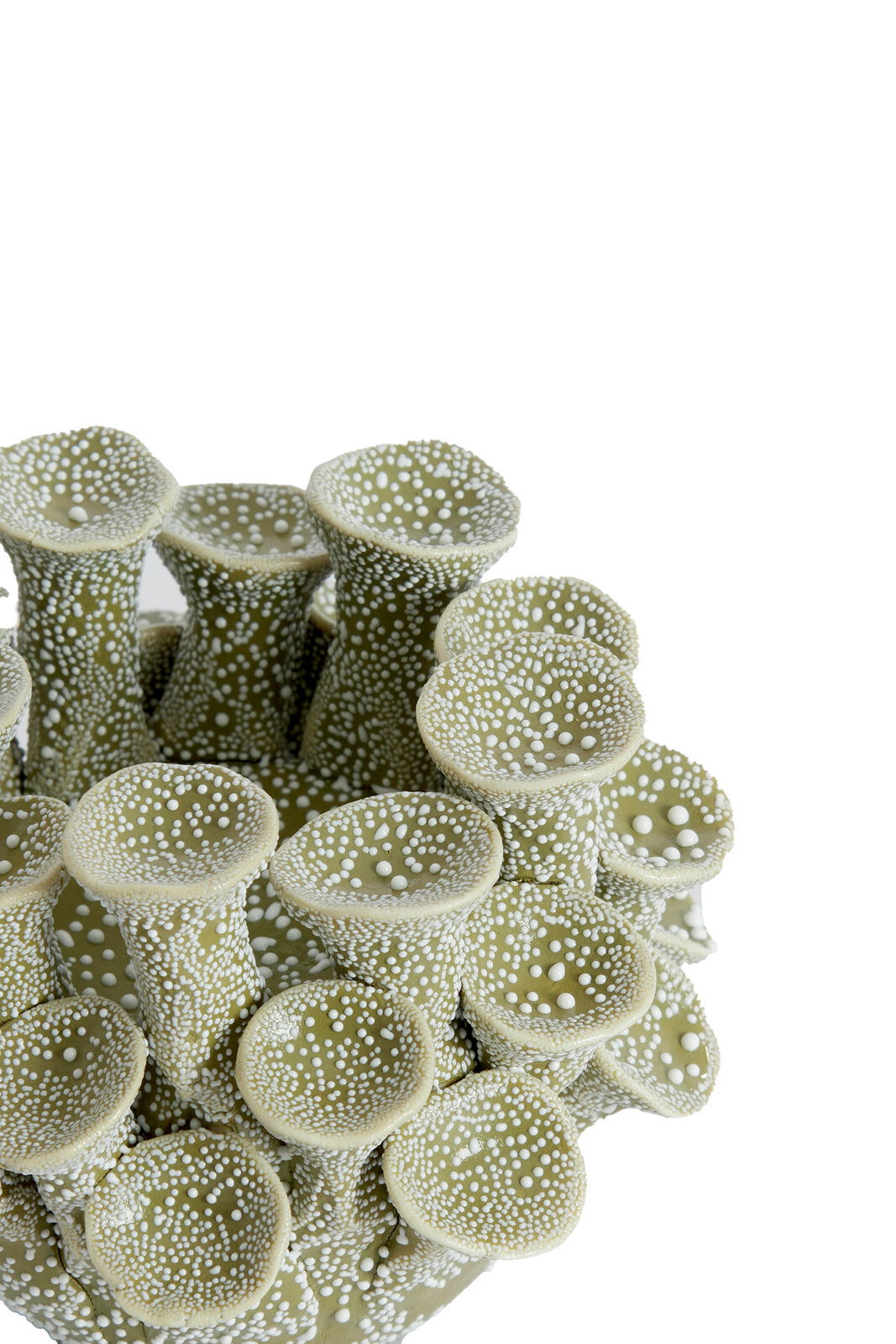 Detailansicht eines kunstvoll gestalteten Teelichthalters mit organischen Formen und punktförmigen Mustern.