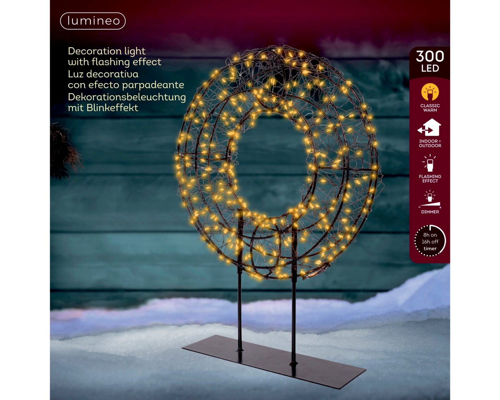 Leuchtende Lumineo Ring-Dekoration mit 300 warmweißen LEDs, Blinkeffekt und Dimmer auf schwarzem Metallständer, frontal in winterlicher Umgebung gezeigt
