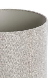 Nahaufnahme eines zylindrischen, texturierten Lampenschirms in Beige, seitliche Perspektive