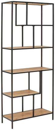 Hohes Regal mit schwarzem Metallrahmen und Holzböden, seitliche Perspektive