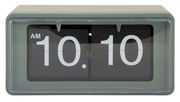 Grüne Flip-Uhr mit weißer Anzeige der Uhrzeit 10:10 AM, frontal betrachtet.
