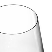 Nahaufnahme eines eleganten Rotweinglases Puccini mit klaren Linien und glattem Rand, von oben betrachtet.