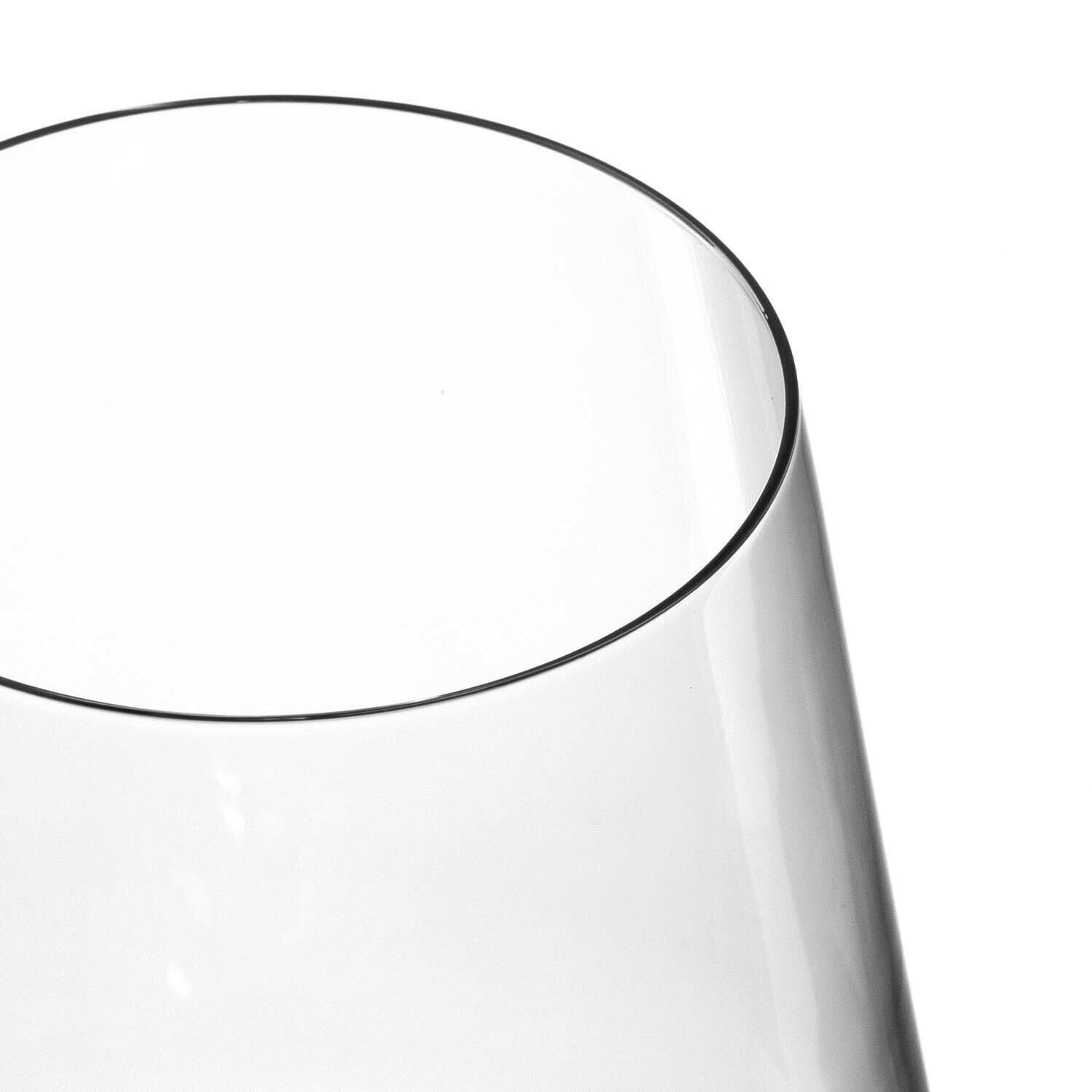 Nahaufnahme eines eleganten Rotweinglases Puccini mit klaren Linien und glattem Rand, von oben betrachtet.