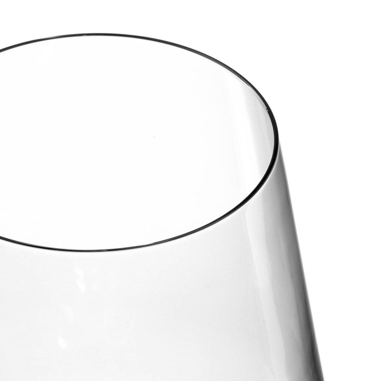 Close-up van een elegant Puccini-roodwijnglas met strakke lijnen en een gladde rand, gezien van bovenaf.