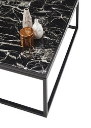 Moderner Couchtisch mit schwarzer Marmoroptik und schlankem Metallrahmen, aus der Vogelperspektive fotografiert.