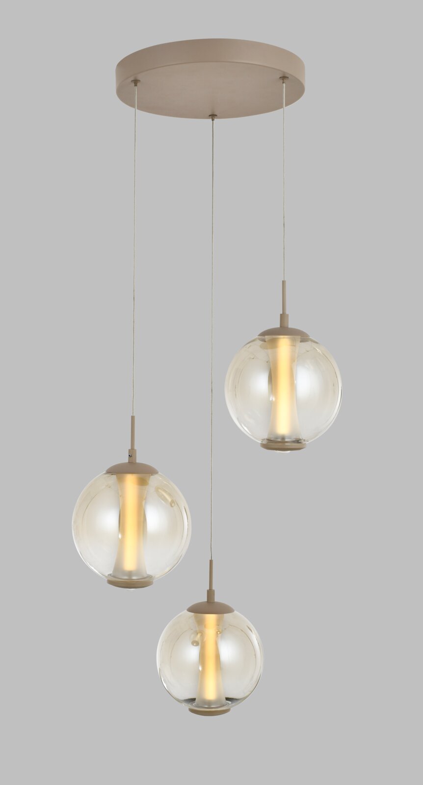 Vooraanzicht van een moderne hanglamp met drie warm verlichte glazen bollen op verschillende hoogtes en een ronde beige plafondplaat