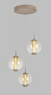 Vooraanzicht van een moderne hanglamp met drie warm verlichte glazen bollen op verschillende hoogtes en een ronde beige plafondplaat