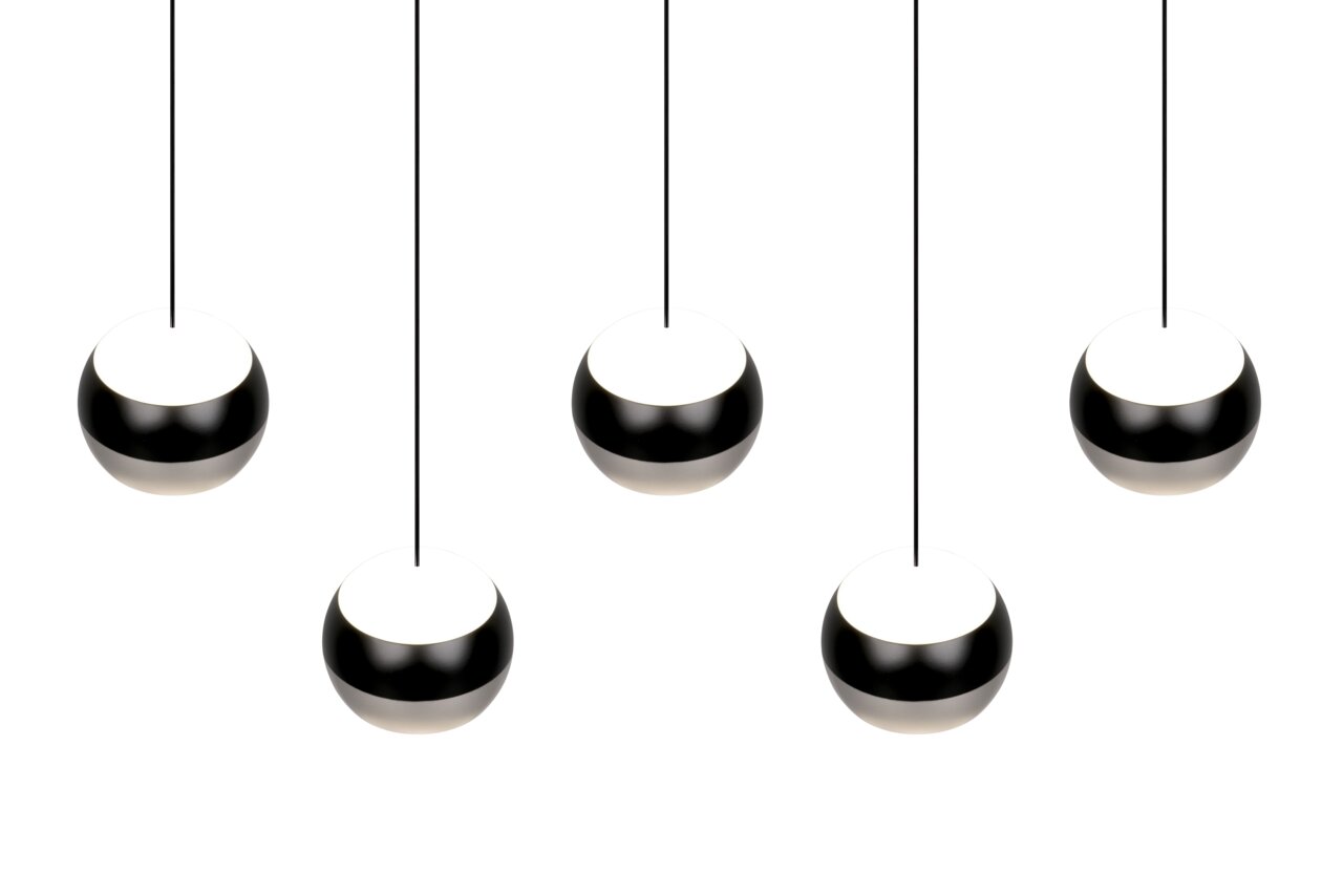 Fünf moderne, kugelförmige Pendelleuchten in Schwarz-Weiß, von unten betrachtet.