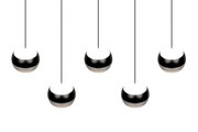 Fünf moderne, kugelförmige Pendelleuchten in Schwarz-Weiß, von unten betrachtet.