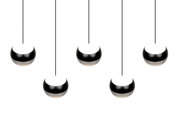Fünf moderne, kugelförmige Pendelleuchten in Schwarz-Weiß, von unten betrachtet.