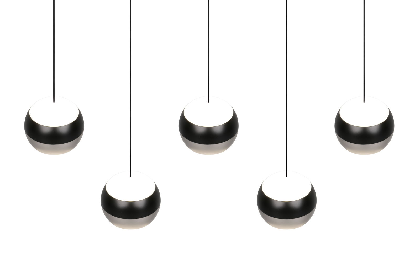 Fünf moderne, kugelförmige Pendelleuchten in Schwarz-Weiß, von unten betrachtet.