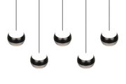 Fünf moderne, kugelförmige Pendelleuchten in Schwarz-Weiß, von unten betrachtet.