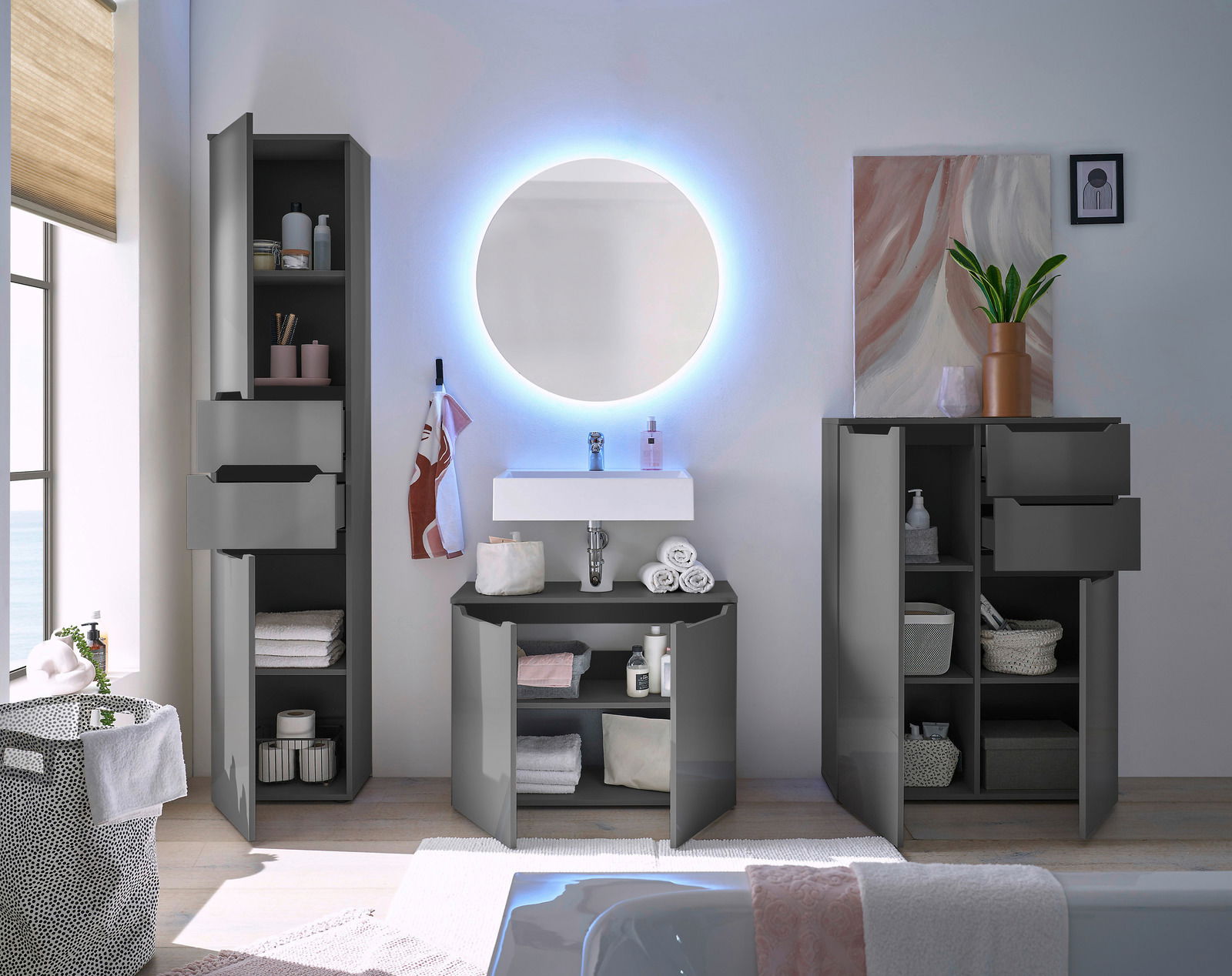 Modernes Badezimmer mit grauem Highboard, Spiegelschrank und Waschbecken, frontal betrachtet.