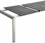 Moderner Ausziehtisch mit dunkler Tischplatte und Metallgestell, seitliche Perspektive