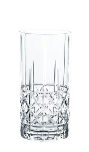 Elegantes Trinkglas mit Kristallschliff, seitliche Perspektive