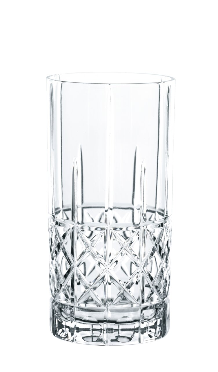 Elegantes Trinkglas mit Kristallschliff, seitliche Perspektive