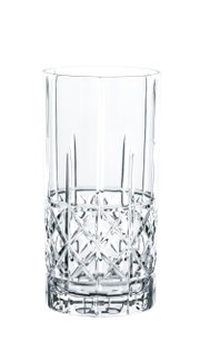 Elegantes Trinkglas mit Kristallschliff, seitliche Perspektive
