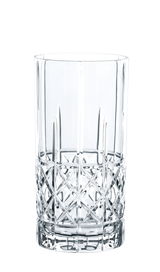Elegantes Trinkglas mit Kristallschliff, seitliche Perspektive