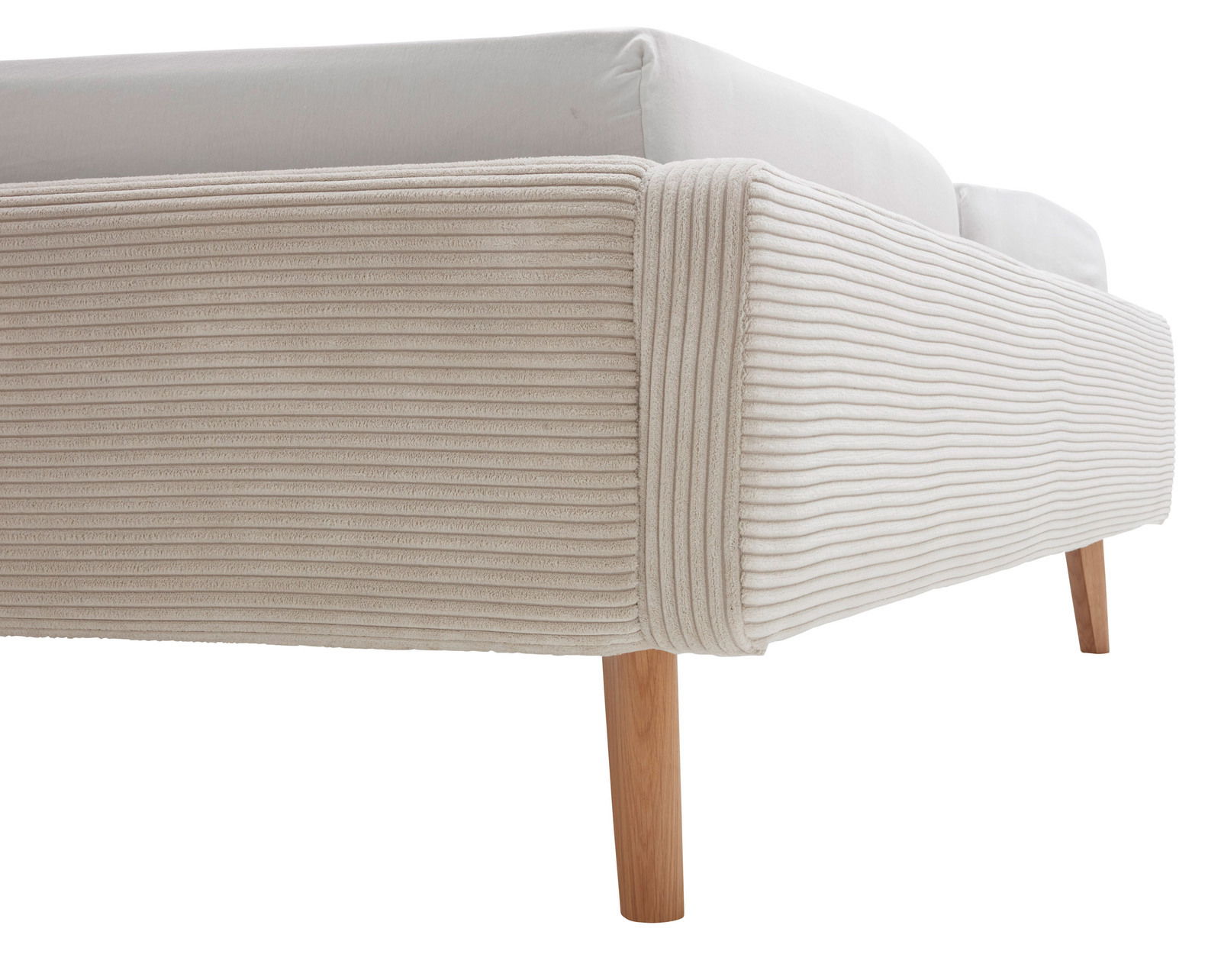 Nahaufnahme eines Polsterbetts mit beigem, geripptem Stoffbezug und Holzbeinen, seitliche Perspektive