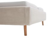 Nahaufnahme eines Polsterbetts mit beigem, geripptem Stoffbezug und Holzbeinen, seitliche Perspektive