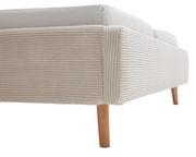 Nahaufnahme eines Polsterbetts mit beigem, geripptem Stoffbezug und Holzbeinen, seitliche Perspektive