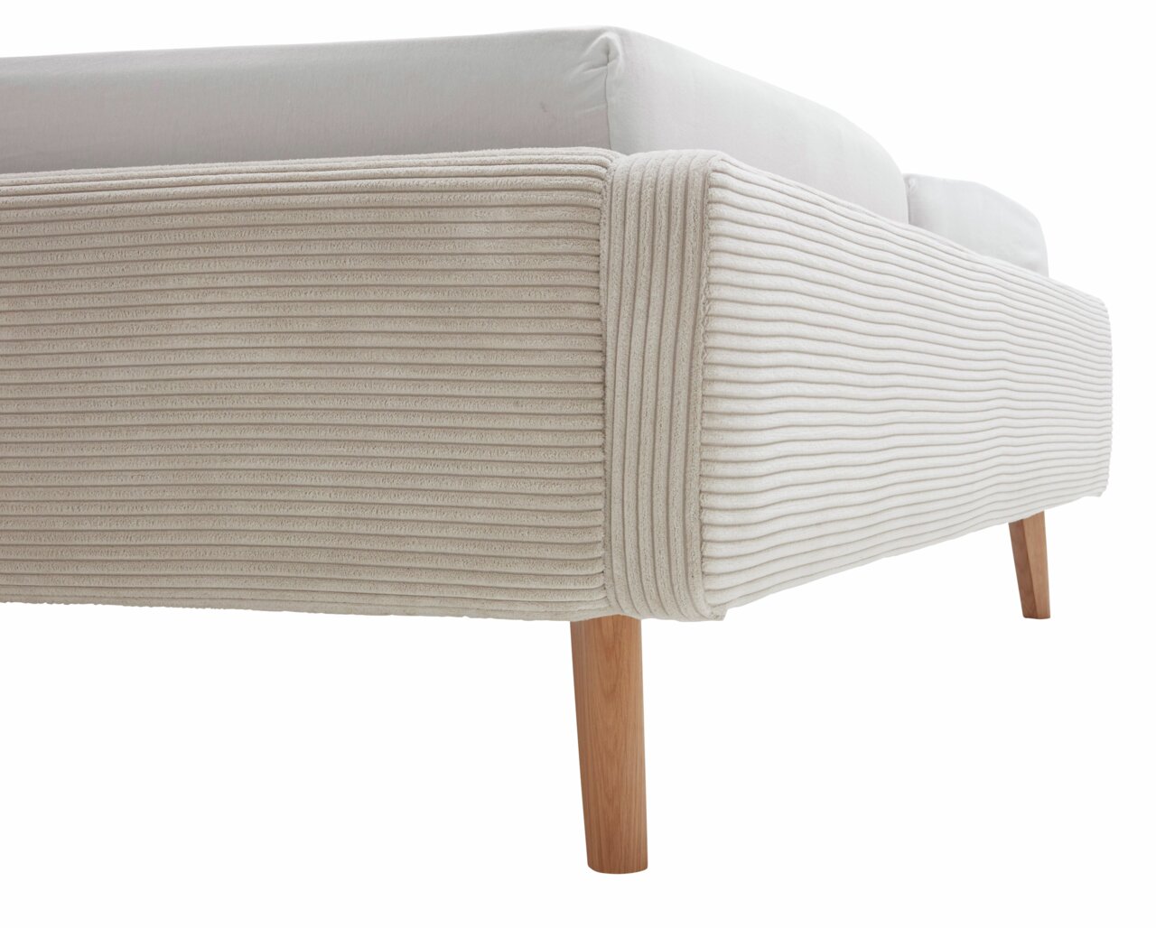 Close-up van een gestoffeerd bed met een beige, geribbelde stoffen bekleding en houten poten, gezien vanaf de zijkant