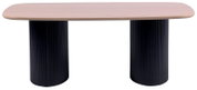 Moderne salontafel met een ovaal houten blad en twee zwarte, geribbelde kolomvormige poten, gezien van voren.