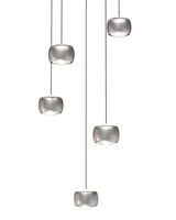 Moderne LED-Pendelleuchte mit fünf silbernen Lampenschirmen, hängend aus der Vogelperspektive.