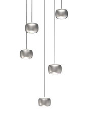 Moderne LED-Pendelleuchte mit fünf silbernen Lampenschirmen, hängend aus der Vogelperspektive.