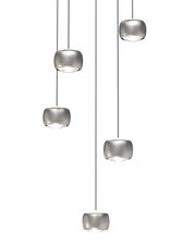 Moderne LED-Pendelleuchte mit fünf silbernen Lampenschirmen, hängend aus der Vogelperspektive.