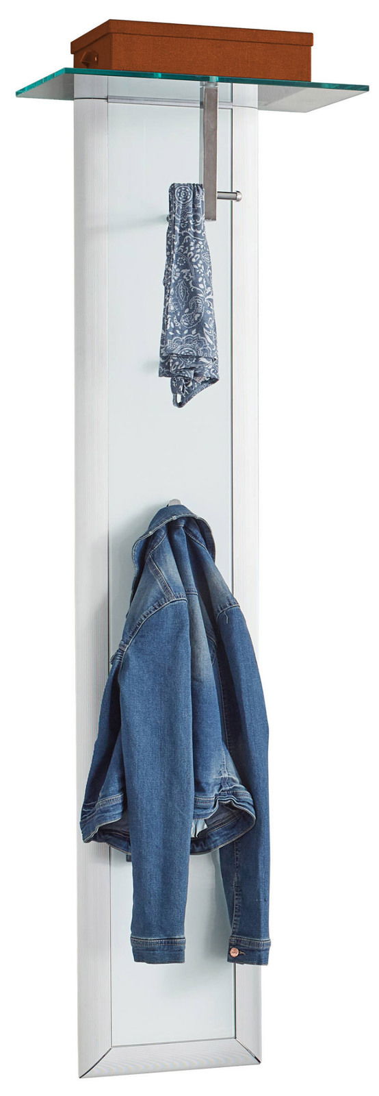 Garderobenpaneel mit Glasablage und Haken, frontal fotografiert, mit einer blauen Jacke und einem gemusterten Schal.