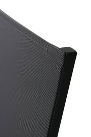 Nahaufnahme der Rückenlehne eines Stapelstuhls aus schwarzem, gewebtem Material, seitliche Perspektive