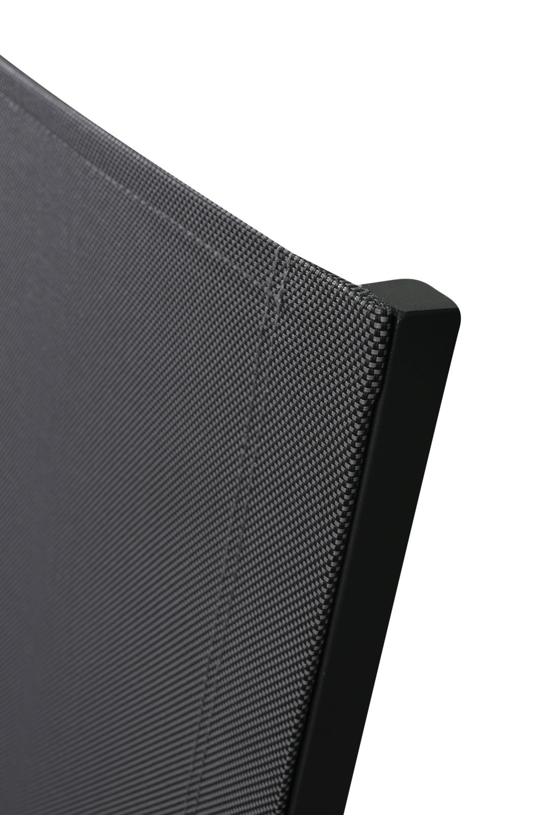 Nahaufnahme der Rückenlehne eines Stapelstuhls aus schwarzem, gewebtem Material, seitliche Perspektive