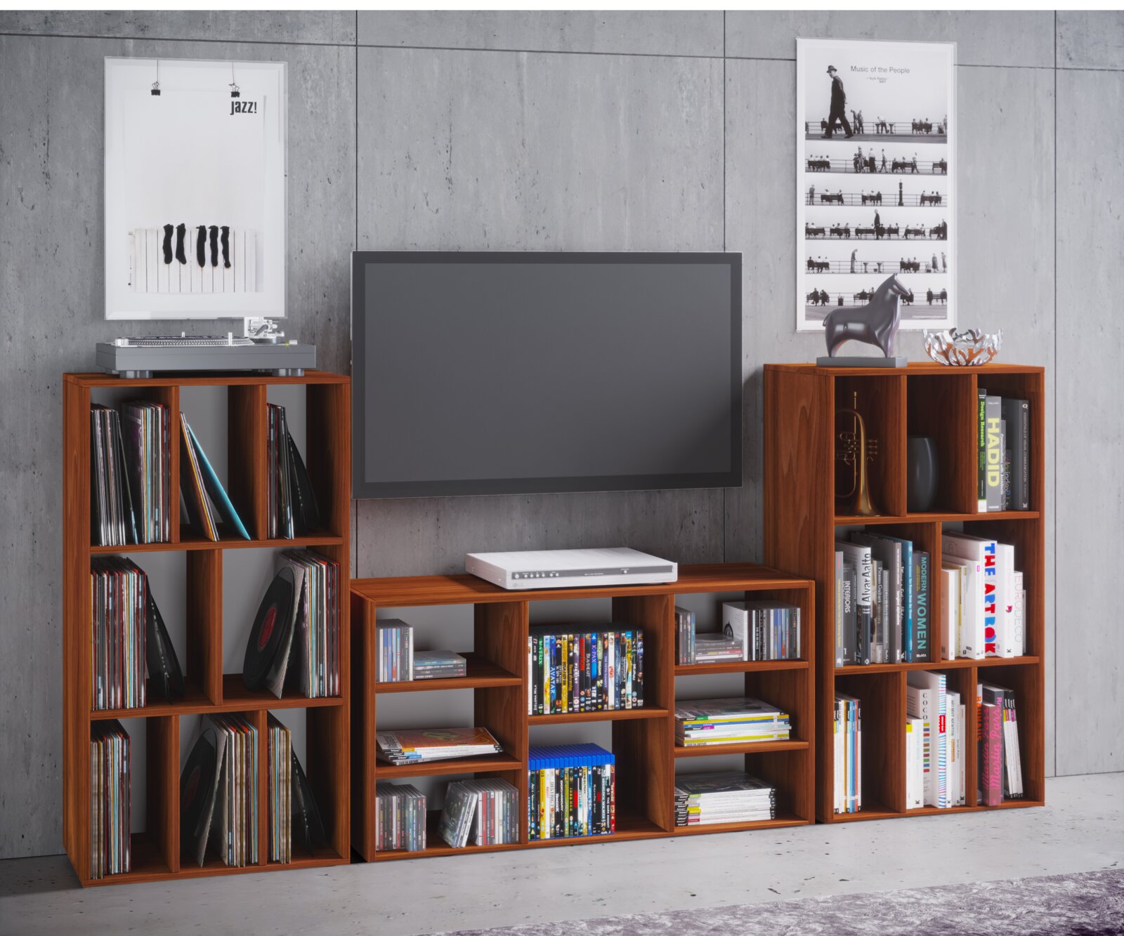 Moderne Wohnzimmer-Medienwand mit modularen Holzregalen in Nussbaumoptik, gefüllt mit Schallplatten, Büchern und DVDs, mit wandmontiertem Flachbild-TV in der Mitte – Frontalansicht.