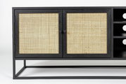 Frontansicht eines modernen Sideboards mit schwarzem Rahmen und geflochtenen Türen.
