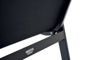 Achterkant van een zwarte Comfort Plus-stapelstoel van Siena Garden met een stevig metalen frame.