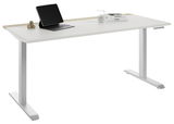 Moderner weißer E-Schreibtisch mit höhenverstellbaren Beinen, seitlicher Perspektive, ausgestattet mit einem Tablet, einem Glas und Büchern.