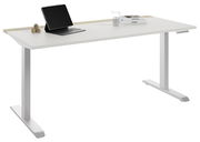 Moderner weißer E-Schreibtisch mit höhenverstellbaren Beinen, seitlicher Perspektive, ausgestattet mit einem Tablet, einem Glas und Büchern.