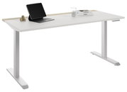 Moderner weißer E-Schreibtisch mit höhenverstellbaren Beinen, seitlicher Perspektive, ausgestattet mit einem Tablet, einem Glas und Büchern.
